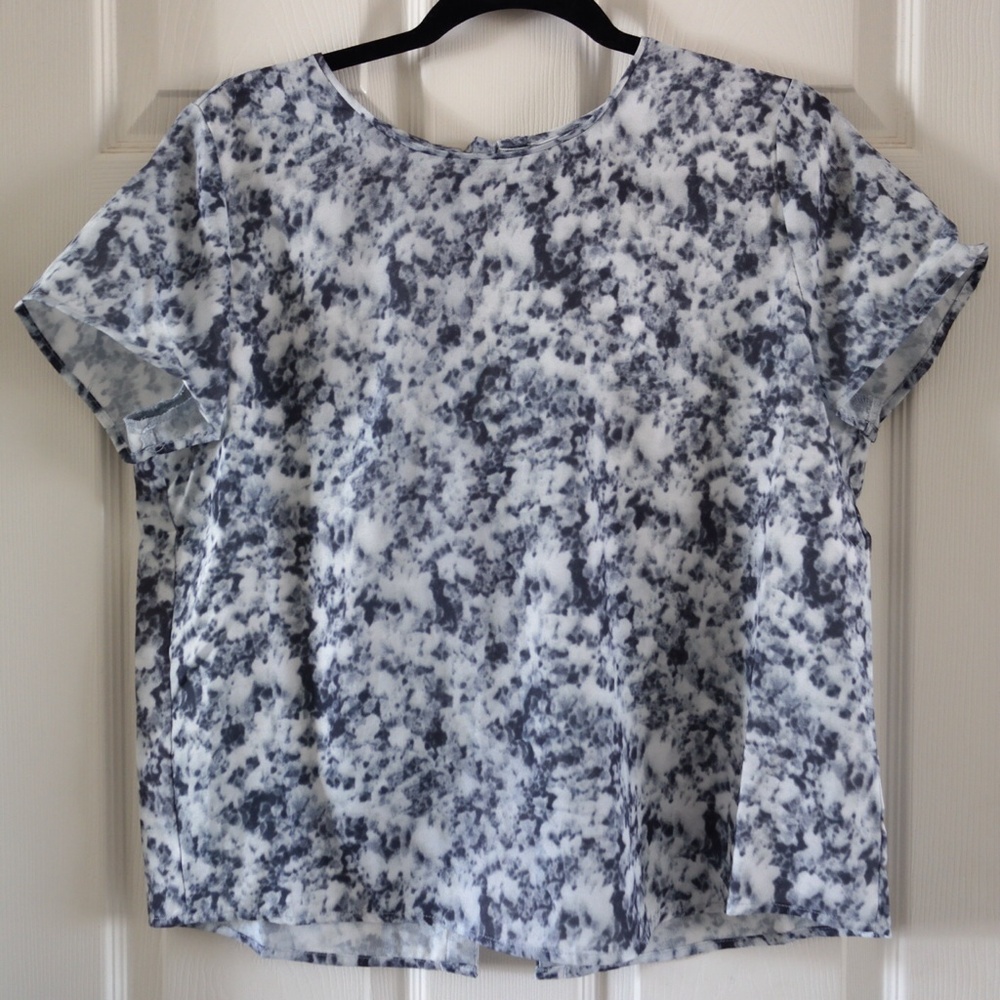 Wells Grace Women’s Blue Spotted knots top Size M